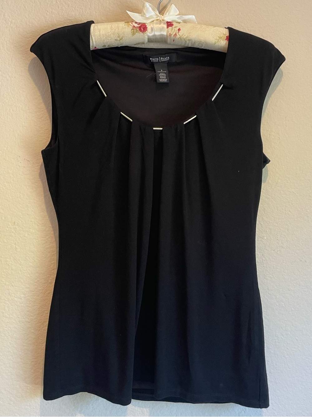 White House Black Market Black Sleeveless Pleated Top EUC - size Small
